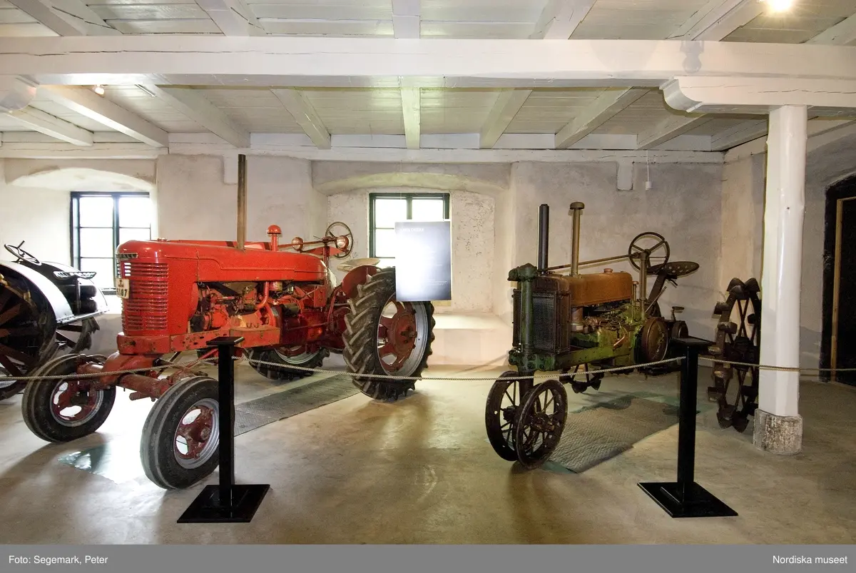 Traktorutställning, "Traktorer med drag",  första utställningen. Visning av traktorer , arbetsmaskiner och redskap tillverkade 1917-1950, Julita gård, juni 2007.