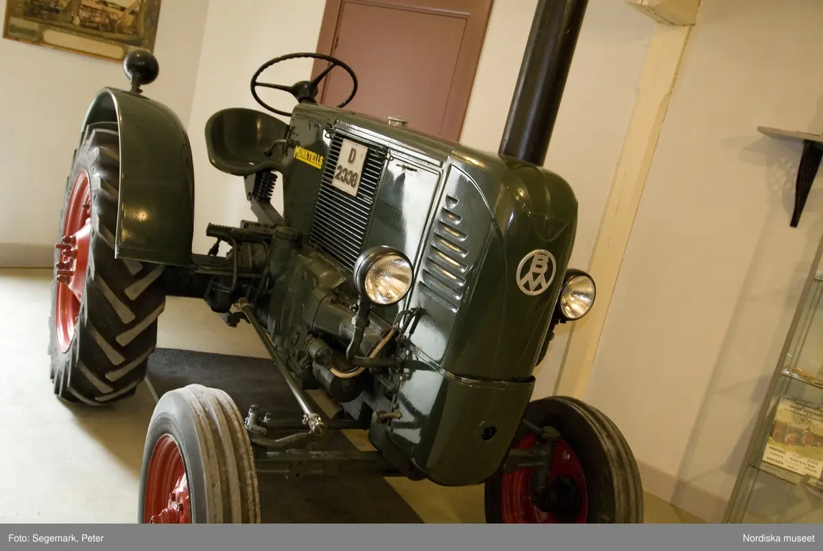 Traktorutställning, "Traktorer med drag",  första utställningen. Visning av traktorer , arbetsmaskiner och redskap tillverkade 1917-1950, Julita gård, juni 2007.