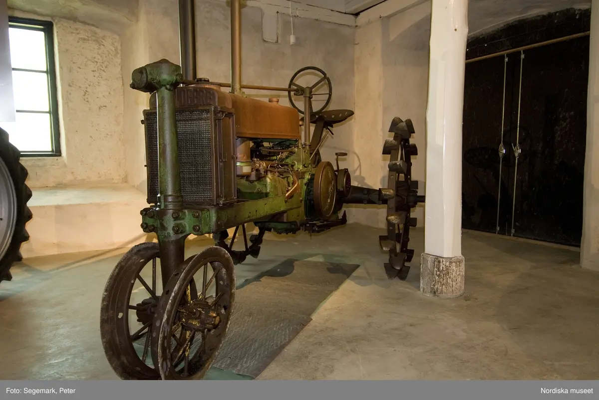 Traktorutställning, "Traktorer med drag",  första utställningen. Visning av traktorer , arbetsmaskiner och redskap tillverkade 1917-1950, Julita gård, juni 2007.