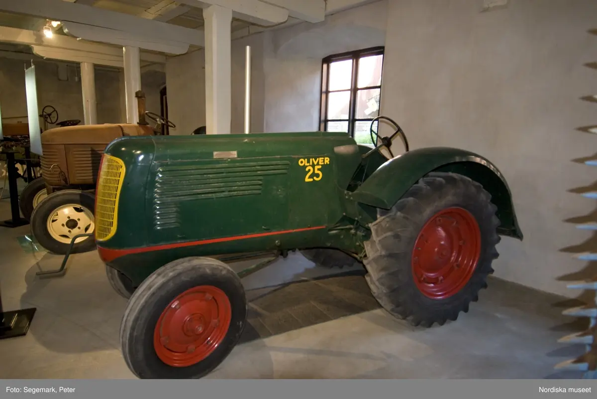 Traktorutställning, "Traktorer med drag",  första utställningen. Visning av traktorer , arbetsmaskiner och redskap tillverkade 1917-1950, Julita gård, juni 2007.