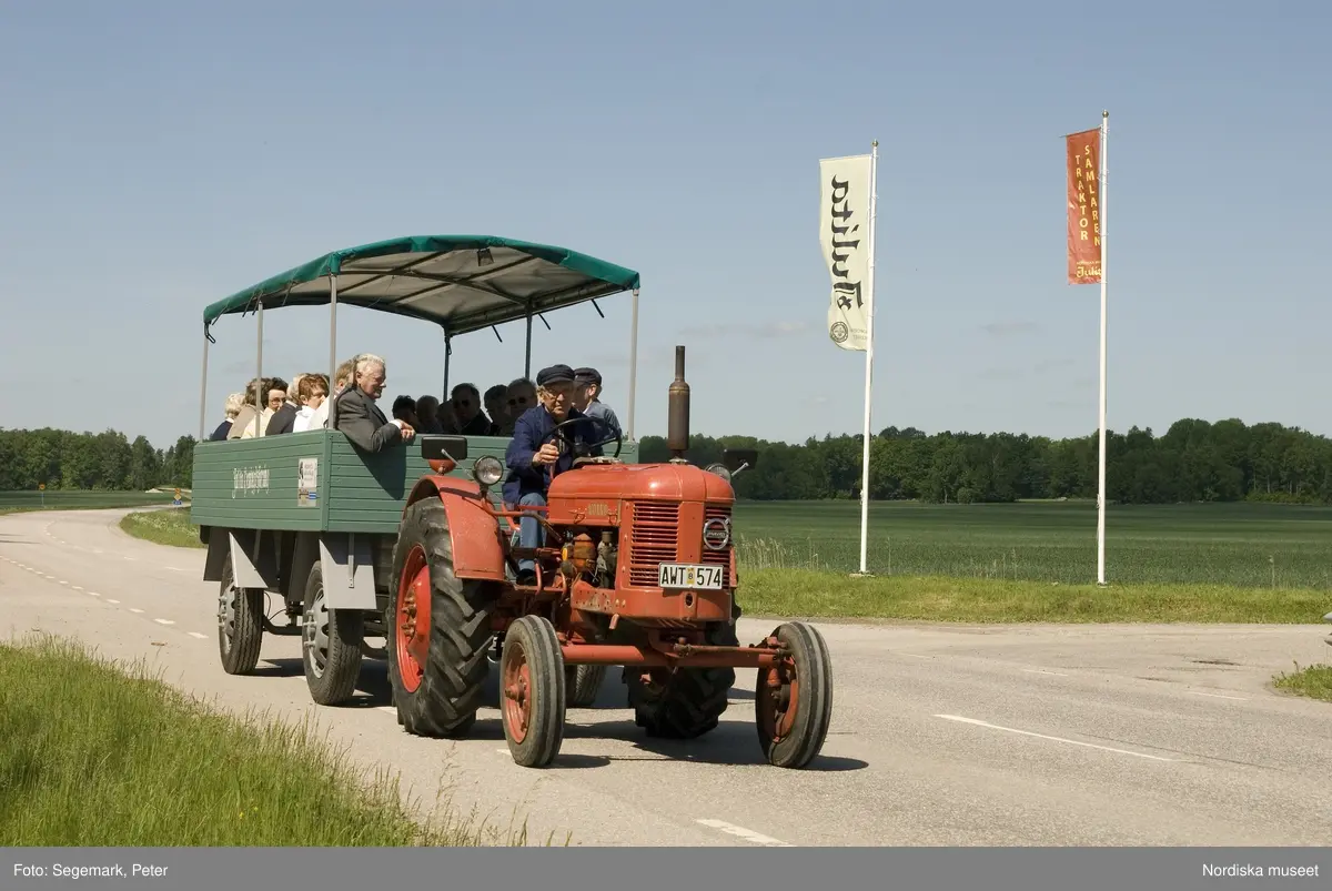 Traktorutställning, "Traktorer med drag",  första utställningen. Visning av traktorer , arbetsmaskiner och redskap tillverkade 1917-1950, Julita gård, juni 2007.