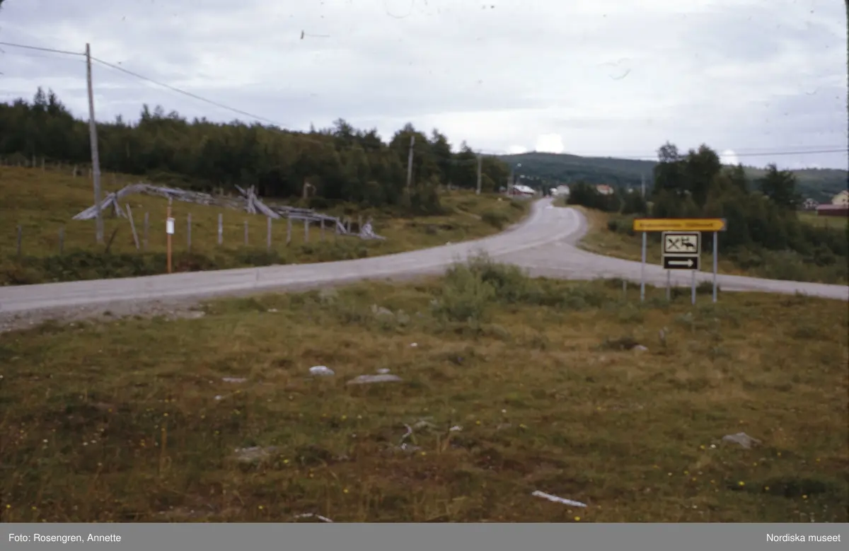 Bruksvallarna, fäbod, 1974. Byggnader, djur, människor och natur.