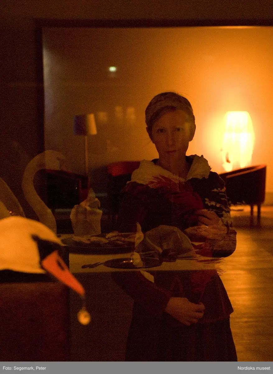 "Natt på Nordiska museet"  succépremiär för nytt höstlovsprogram på Nordiska museet 4/11 2010.
Porten var låst, lamporna släckta och personalen hade gått hem.
Samtliga visningar såldes ut, många var de besökare som ville följa med på en spännande visning om förgiftade drycker och magiska föremål i ett stängt Nordiska museet.
 