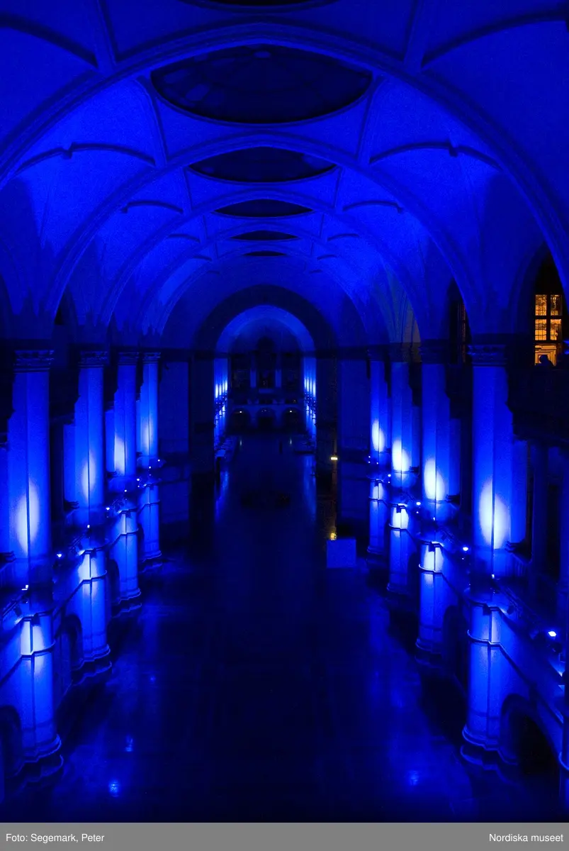 "Natt på Nordiska museet"  succépremiär för nytt höstlovsprogram på Nordiska museet 4/11 2010.
Porten var låst, lamporna släckta och personalen hade gått hem.
Samtliga visningar såldes ut, många var de besökare som ville följa med på en spännande visning om förgiftade drycker och magiska föremål i ett stängt Nordiska museet.
 