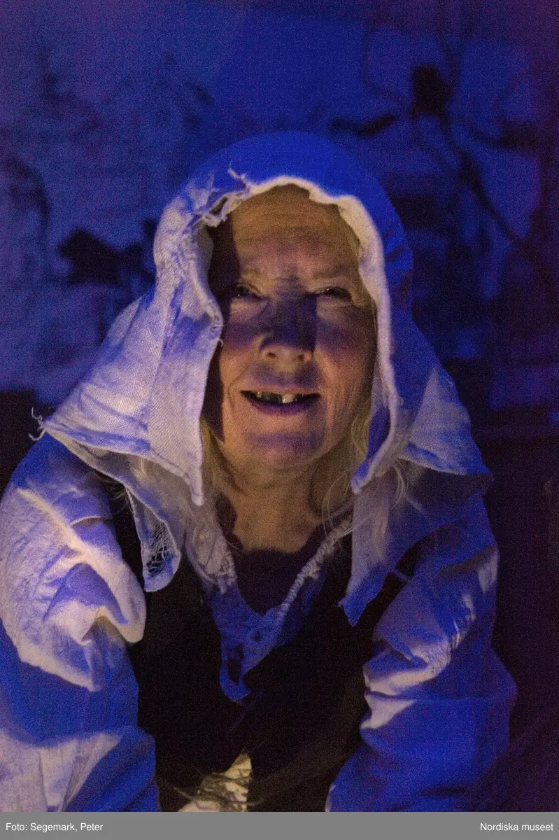 "Natt på Nordiska museet"  succépremiär för nytt höstlovsprogram på Nordiska museet 4/11 2010.
Porten var låst, lamporna släckta och personalen hade gått hem.
Samtliga visningar såldes ut, många var de besökare som ville följa med på en spännande visning om förgiftade drycker och magiska föremål i ett stängt Nordiska museet.
 