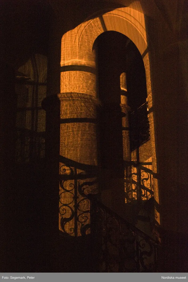 "Natt på Nordiska museet"  succépremiär för nytt höstlovsprogram på Nordiska museet 4/11 2010.
Porten var låst, lamporna släckta och personalen hade gått hem.
Samtliga visningar såldes ut, många var de besökare som ville följa med på en spännande visning om förgiftade drycker och magiska föremål i ett stängt Nordiska museet.
 