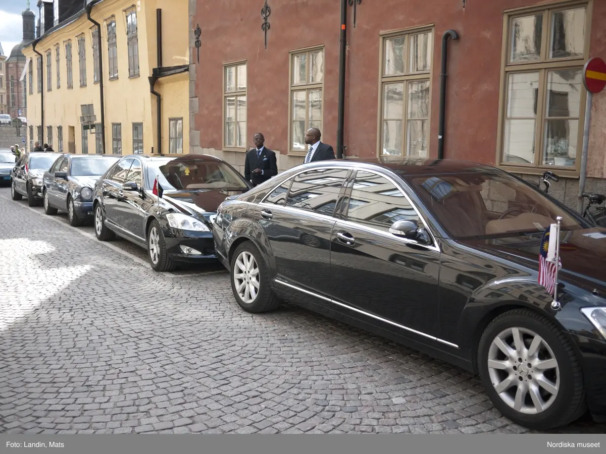 Dokumentation, Kronprinssesbröllopet,  Stockholm dagen för bröllopet mellan Kronprinsessan Victoria och Daniel Westling den 19 juni 2010. 
Förmiddag och eftermiddag. Ett stort antal kungliga gäster från Europas hov var inbjudna att delta i bröllopsfestligheterna. Bilar med nationsflaggor står parkerade utmed gatorna. Kravallstängsel och utsmyckningar sätts upp längs kortegevägen och elkablar dras. Stadens butiker skyltar med kungligt tema, särskilda produkter och varor har tagits fram i vissa fall, i andra fall har man specialerbjudanden fram till vigseln, ballonger i svenska färgerna etc. Efter vigseln i Storkyrkan kl.15.30 färdades brudparet i kortege genom centrala Stockholm. Det blev sedan båtfärd på Stockholms Ström med kungaslupen Vasaorden, salut från Kastellholmen, örlogsbesök, militärparader, häckbildningar och musikhyllningar. Människor väntar vid slottet och på Skeppsbron från tidig morgon för att få en skymt av brudparet, vinka med flaggor och fotografera, när kortegen passerar .