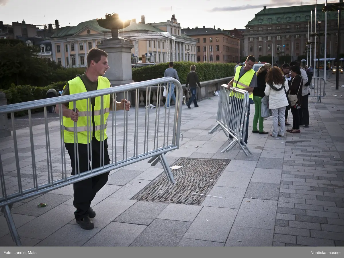 Dokumentation, Kronprinssesbröllopet,  Stockholm dagen för bröllopet mellan Kronprinsessan Victoria och Daniel Westling den 19 juni 2010. 
Förmiddag och eftermiddag. Ett stort antal kungliga gäster från Europas hov var inbjudna att delta i bröllopsfestligheterna. Bilar med nationsflaggor står parkerade utmed gatorna. Kravallstängsel och utsmyckningar sätts upp längs kortegevägen och elkablar dras. Stadens butiker skyltar med kungligt tema, särskilda produkter och varor har tagits fram i vissa fall, i andra fall har man specialerbjudanden fram till vigseln, ballonger i svenska färgerna etc. Efter vigseln i Storkyrkan kl.15.30 färdades brudparet i kortege genom centrala Stockholm. Det blev sedan båtfärd på Stockholms Ström med kungaslupen Vasaorden, salut från Kastellholmen, örlogsbesök, militärparader, häckbildningar och musikhyllningar. Människor väntar vid slottet och på Skeppsbron från tidig morgon för att få en skymt av brudparet, vinka med flaggor och fotografera, när kortegen passerar .