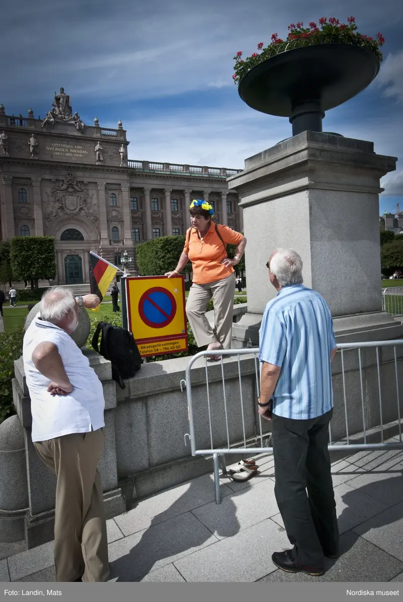 Dokumentation, Kronprinssesbröllopet,  Stockholm dagen för bröllopet mellan Kronprinsessan Victoria och Daniel Westling den 19 juni 2010. 
Förmiddag och eftermiddag. Ett stort antal kungliga gäster från Europas hov var inbjudna att delta i bröllopsfestligheterna. Bilar med nationsflaggor står parkerade utmed gatorna. Kravallstängsel och utsmyckningar sätts upp längs kortegevägen och elkablar dras. Stadens butiker skyltar med kungligt tema, särskilda produkter och varor har tagits fram i vissa fall, i andra fall har man specialerbjudanden fram till vigseln, ballonger i svenska färgerna etc. Efter vigseln i Storkyrkan kl.15.30 färdades brudparet i kortege genom centrala Stockholm. Det blev sedan båtfärd på Stockholms Ström med kungaslupen Vasaorden, salut från Kastellholmen, örlogsbesök, militärparader, häckbildningar och musikhyllningar. Människor väntar vid slottet och på Skeppsbron från tidig morgon för att få en skymt av brudparet, vinka med flaggor och fotografera, när kortegen passerar .