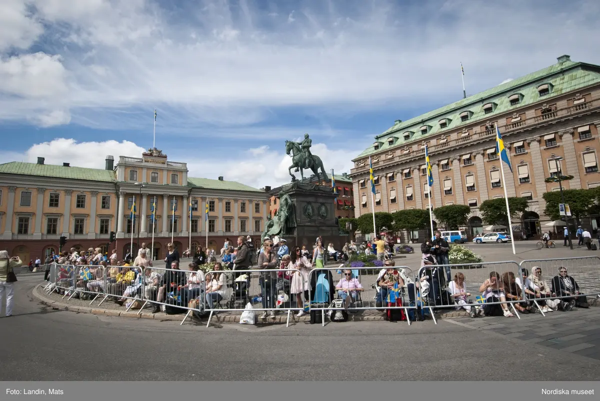 Dokumentation, Kronprinssesbröllopet,  Stockholm dagen för bröllopet mellan Kronprinsessan Victoria och Daniel Westling den 19 juni 2010. 
Förmiddag och eftermiddag. Ett stort antal kungliga gäster från Europas hov var inbjudna att delta i bröllopsfestligheterna. Bilar med nationsflaggor står parkerade utmed gatorna. Kravallstängsel och utsmyckningar sätts upp längs kortegevägen och elkablar dras. Stadens butiker skyltar med kungligt tema, särskilda produkter och varor har tagits fram i vissa fall, i andra fall har man specialerbjudanden fram till vigseln, ballonger i svenska färgerna etc. Efter vigseln i Storkyrkan kl.15.30 färdades brudparet i kortege genom centrala Stockholm. Det blev sedan båtfärd på Stockholms Ström med kungaslupen Vasaorden, salut från Kastellholmen, örlogsbesök, militärparader, häckbildningar och musikhyllningar. Människor väntar vid slottet och på Skeppsbron från tidig morgon för att få en skymt av brudparet, vinka med flaggor och fotografera, när kortegen passerar .