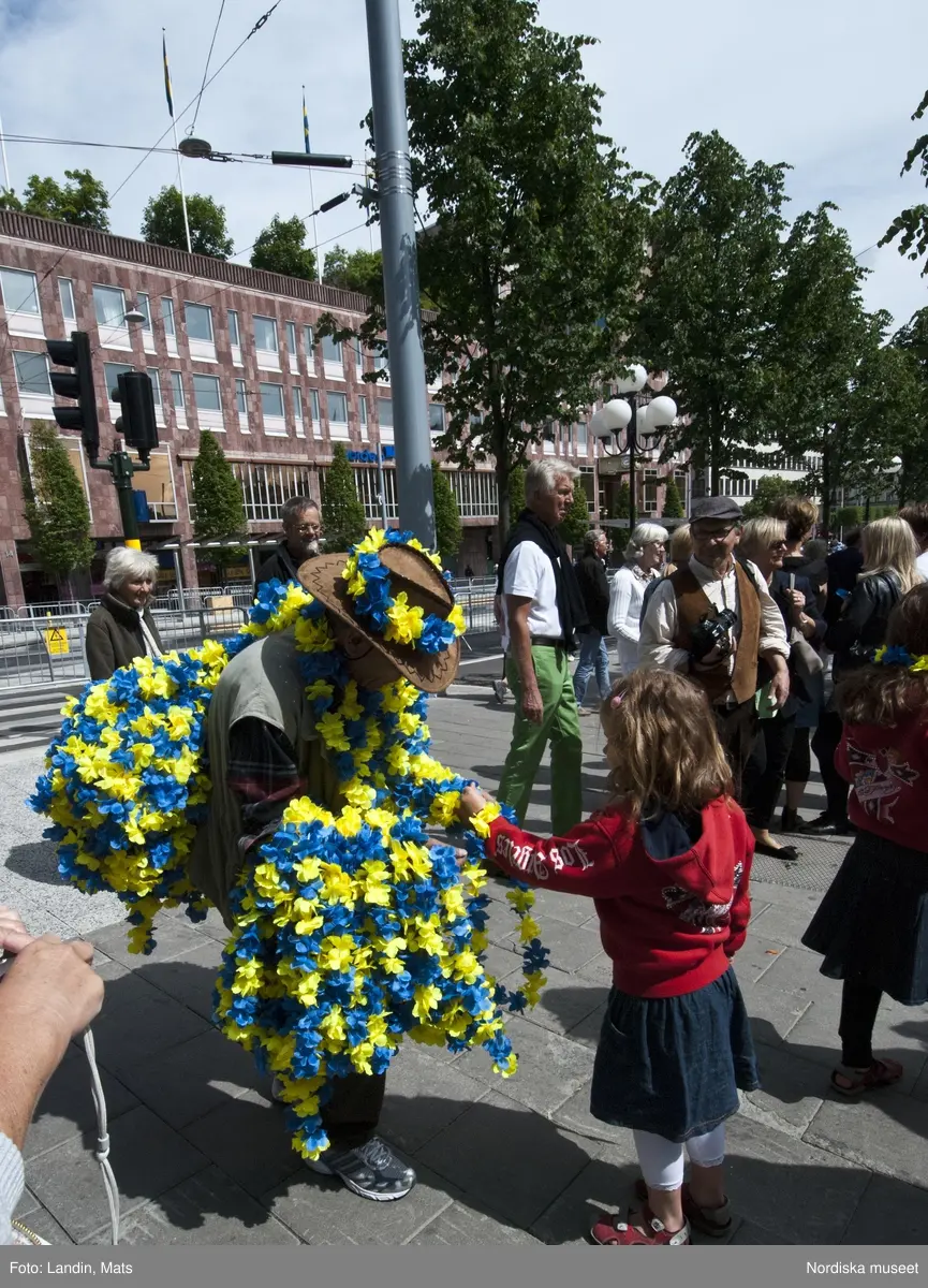 Dokumentation, Kronprinssesbröllopet,  Stockholm dagen för bröllopet mellan Kronprinsessan Victoria och Daniel Westling den 19 juni 2010. 
Förmiddag och eftermiddag. Ett stort antal kungliga gäster från Europas hov var inbjudna att delta i bröllopsfestligheterna. Bilar med nationsflaggor står parkerade utmed gatorna. Kravallstängsel och utsmyckningar sätts upp längs kortegevägen och elkablar dras. Stadens butiker skyltar med kungligt tema, särskilda produkter och varor har tagits fram i vissa fall, i andra fall har man specialerbjudanden fram till vigseln, ballonger i svenska färgerna etc. Efter vigseln i Storkyrkan kl.15.30 färdades brudparet i kortege genom centrala Stockholm. Det blev sedan båtfärd på Stockholms Ström med kungaslupen Vasaorden, salut från Kastellholmen, örlogsbesök, militärparader, häckbildningar och musikhyllningar. Människor väntar vid slottet och på Skeppsbron från tidig morgon för att få en skymt av brudparet, vinka med flaggor och fotografera, när kortegen passerar .