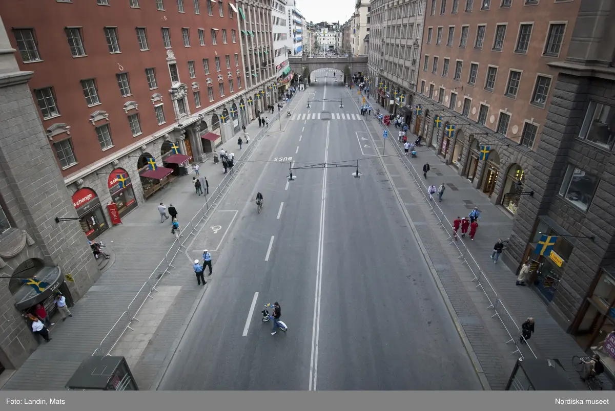 Dokumentation, Kronprinssesbröllopet, Stockholm dagen för bröllopet mellan Kronprinsessan Victoria och herr Daniel Westling den 19 juni 2010. 

Förmiddag till sen kväll. Ett stort antal kungliga gäster från Europas hov var inbjudna att delta i bröllopsfestligheterna. Kravallstängsel , avspärrningar och utsmyckningar sätts upp längs kortegevägen, som tidigt på förmiddagen. Gator och torg är ännu ganska tomma.

Efter vigseln i Storkyrkan kl.15.30 färdades brudparet i kortege genom centrala Stockholm. Det blev sedan båtfärd på Stockholms Ström med kungaslupen Vasaorden, salut från Kastellholmen, örlogsbesök, militärparader, häckbildningar och musikhyllningar. Människor väntade vid slottet och på Skeppsbron från tidig morgon för att få en skymt av brudparet, vinka med flaggor och fotografera, när kortegen passerade.
 
På kvällen släppte avspärrningarna. Människor fotograferade varandra vid blomsteruppsättningarna. Programmet i slottet visades på storbildsskärm.

På Skeppsbron har möbelvaruhuset IKEA ställt upp en stor installation med texten "tillsammans",  där människor låter sig fotograferas samt ett tältläger där den som besöker bröllopet kan checka in och övernatta.