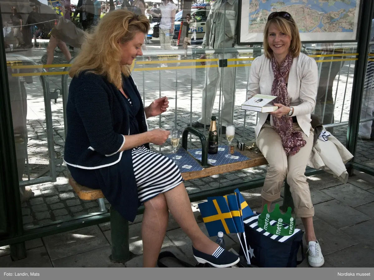 Dokumentation, Kronprinssesbröllopet, Stockholm dagen för bröllopet mellan Kronprinsessan Victoria och herr Daniel Westling den 19 juni 2010. 

Förmiddag till sen kväll. Ett stort antal kungliga gäster från Europas hov var inbjudna att delta i bröllopsfestligheterna. Kravallstängsel , avspärrningar och utsmyckningar sätts upp längs kortegevägen, som tidigt på förmiddagen. Gator och torg är ännu ganska tomma.

Efter vigseln i Storkyrkan kl.15.30 färdades brudparet i kortege genom centrala Stockholm. Det blev sedan båtfärd på Stockholms Ström med kungaslupen Vasaorden, salut från Kastellholmen, örlogsbesök, militärparader, häckbildningar och musikhyllningar. Människor väntade vid slottet och på Skeppsbron från tidig morgon för att få en skymt av brudparet, vinka med flaggor och fotografera, när kortegen passerade.
 
På kvällen släppte avspärrningarna. Människor fotograferade varandra vid blomsteruppsättningarna. Programmet i slottet visades på storbildsskärm.

På Skeppsbron har möbelvaruhuset IKEA ställt upp en stor installation med texten "tillsammans",  där människor låter sig fotograferas samt ett tältläger där den som besöker bröllopet kan checka in och övernatta.