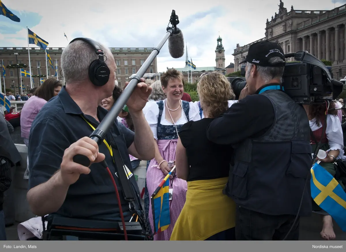 Dokumentation, Kronprinssesbröllopet, Stockholm dagen för bröllopet mellan Kronprinsessan Victoria och herr Daniel Westling den 19 juni 2010. 

Förmiddag till sen kväll. Ett stort antal kungliga gäster från Europas hov var inbjudna att delta i bröllopsfestligheterna. Kravallstängsel , avspärrningar och utsmyckningar sätts upp längs kortegevägen, som tidigt på förmiddagen. Gator och torg är ännu ganska tomma.

Efter vigseln i Storkyrkan kl.15.30 färdades brudparet i kortege genom centrala Stockholm. Det blev sedan båtfärd på Stockholms Ström med kungaslupen Vasaorden, salut från Kastellholmen, örlogsbesök, militärparader, häckbildningar och musikhyllningar. Människor väntade vid slottet och på Skeppsbron från tidig morgon för att få en skymt av brudparet, vinka med flaggor och fotografera, när kortegen passerade.
 
På kvällen släppte avspärrningarna. Människor fotograferade varandra vid blomsteruppsättningarna. Programmet i slottet visades på storbildsskärm.

På Skeppsbron har möbelvaruhuset IKEA ställt upp en stor installation med texten "tillsammans",  där människor låter sig fotograferas samt ett tältläger där den som besöker bröllopet kan checka in och övernatta.