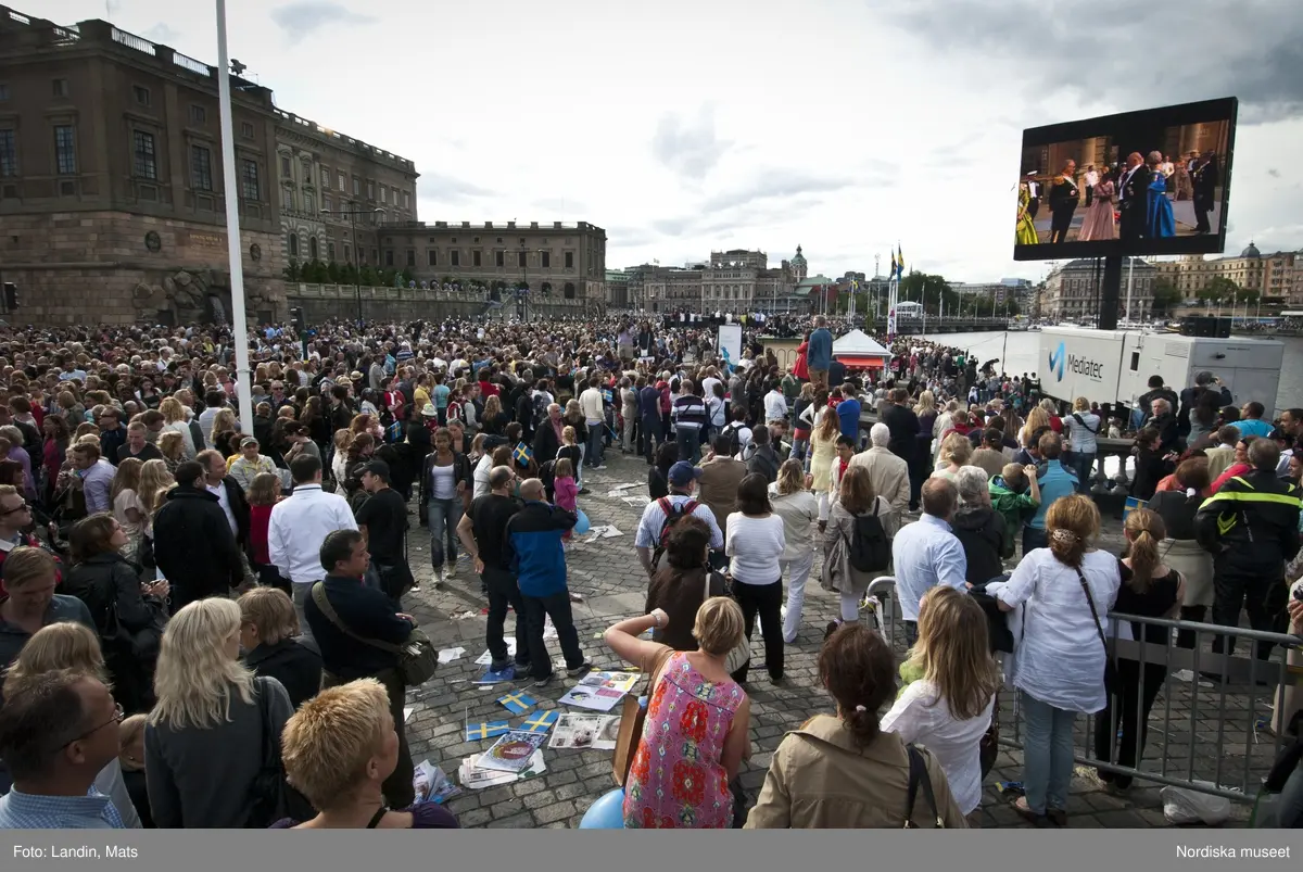 Dokumentation, Kronprinssesbröllopet, Stockholm dagen för bröllopet mellan Kronprinsessan Victoria och herr Daniel Westling den 19 juni 2010. 

Förmiddag till sen kväll. Ett stort antal kungliga gäster från Europas hov var inbjudna att delta i bröllopsfestligheterna. Kravallstängsel , avspärrningar och utsmyckningar sätts upp längs kortegevägen, som tidigt på förmiddagen. Gator och torg är ännu ganska tomma.

Efter vigseln i Storkyrkan kl.15.30 färdades brudparet i kortege genom centrala Stockholm. Det blev sedan båtfärd på Stockholms Ström med kungaslupen Vasaorden, salut från Kastellholmen, örlogsbesök, militärparader, häckbildningar och musikhyllningar. Människor väntade vid slottet och på Skeppsbron från tidig morgon för att få en skymt av brudparet, vinka med flaggor och fotografera, när kortegen passerade.
 
På kvällen släppte avspärrningarna. Människor fotograferade varandra vid blomsteruppsättningarna. Programmet i slottet visades på storbildsskärm.

På Skeppsbron har möbelvaruhuset IKEA ställt upp en stor installation med texten "tillsammans",  där människor låter sig fotograferas samt ett tältläger där den som besöker bröllopet kan checka in och övernatta.