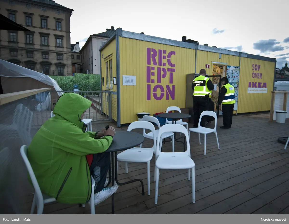 Dokumentation, Kronprinssesbröllopet, Stockholm dagen för bröllopet mellan Kronprinsessan Victoria och herr Daniel Westling den 19 juni 2010. 

Förmiddag till sen kväll. Ett stort antal kungliga gäster från Europas hov var inbjudna att delta i bröllopsfestligheterna. Kravallstängsel , avspärrningar och utsmyckningar sätts upp längs kortegevägen, som tidigt på förmiddagen. Gator och torg är ännu ganska tomma.

Efter vigseln i Storkyrkan kl.15.30 färdades brudparet i kortege genom centrala Stockholm. Det blev sedan båtfärd på Stockholms Ström med kungaslupen Vasaorden, salut från Kastellholmen, örlogsbesök, militärparader, häckbildningar och musikhyllningar. Människor väntade vid slottet och på Skeppsbron från tidig morgon för att få en skymt av brudparet, vinka med flaggor och fotografera, när kortegen passerade.
 
På kvällen släppte avspärrningarna. Människor fotograferade varandra vid blomsteruppsättningarna. Programmet i slottet visades på storbildsskärm.

På Skeppsbron har möbelvaruhuset IKEA ställt upp en stor installation med texten "tillsammans",  där människor låter sig fotograferas samt ett tältläger där den som besöker bröllopet kan checka in och övernatta.