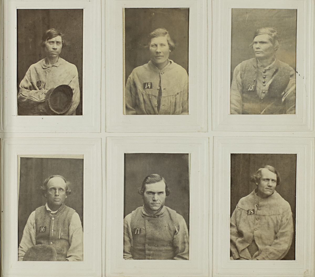 "Photografiskt Album för år 1861 öfver fångar förvarade å Warbergs fästning".  Samt i samma album : "Photografiskt Album för år 1861 öfver fångar förvarade å Landskrona fästning".