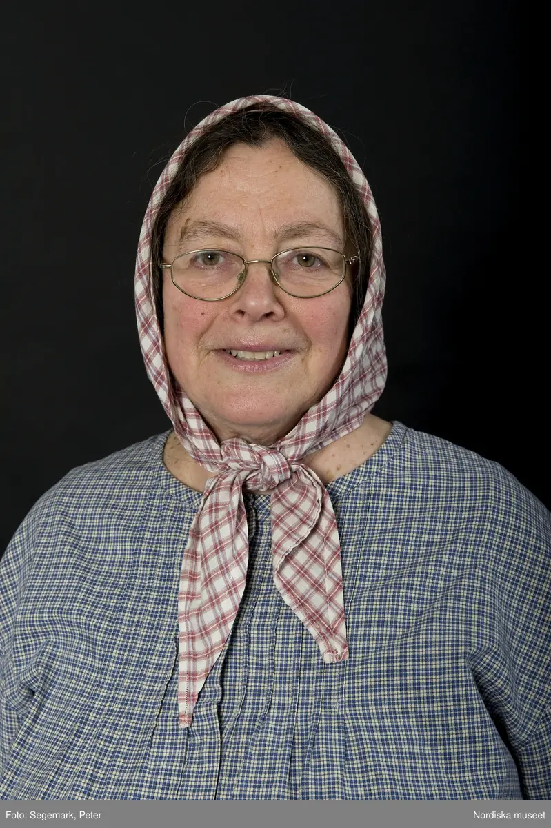 Pedagoger vid Nordiska museet 2010. Museipedagogen Kerstin Cunelius som "mor i stugan". Fotodokumentation av pedagogerna i museets Lekstuga med kläder och rekvisita.