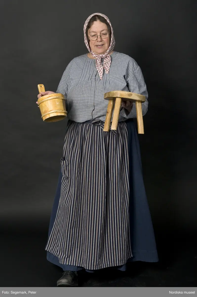 Pedagoger vid Nordiska museet 2010. Museipedagogen Kerstin Cunelius som "mor i stugan". Fotodokumentation av pedagogerna i museets Lekstuga med kläder och rekvisita.
