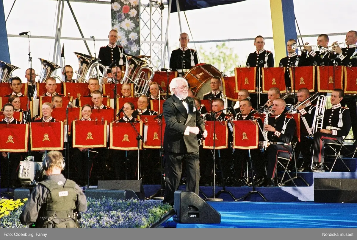 Firandet av den svenska nationaldagen den 6 juni 2004 på Skansen, Stockholm. Den kungliga familjen. Orkester. Publik. Artisterna Jan Malmsjö, Shirley Clamp, Magnus Carlsson.