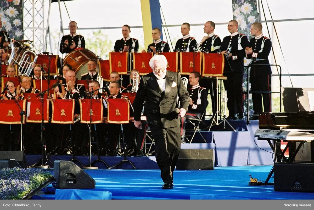 Firandet av den svenska nationaldagen den 6 juni 2004 på Skansen, Stockholm. Den kungliga familjen. Orkester. Publik. Artisterna Jan Malmsjö, Shirley Clamp, Magnus Carlsson.