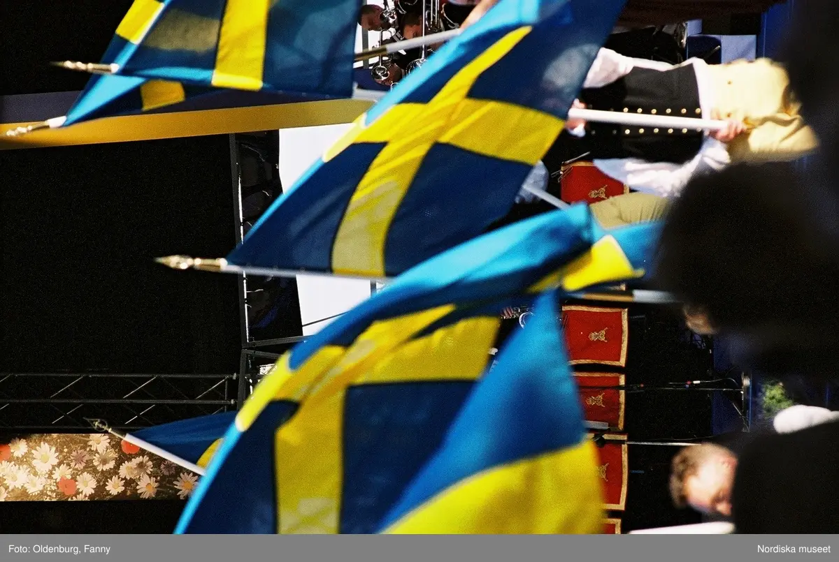 Firandet av den svenska nationaldagen den 6 juni 2004 på Skansen, Stockholm. Den kungliga familjen. Orkester. Publik. Artisterna Jan Malmsjö, Shirley Clamp, Magnus Carlsson.