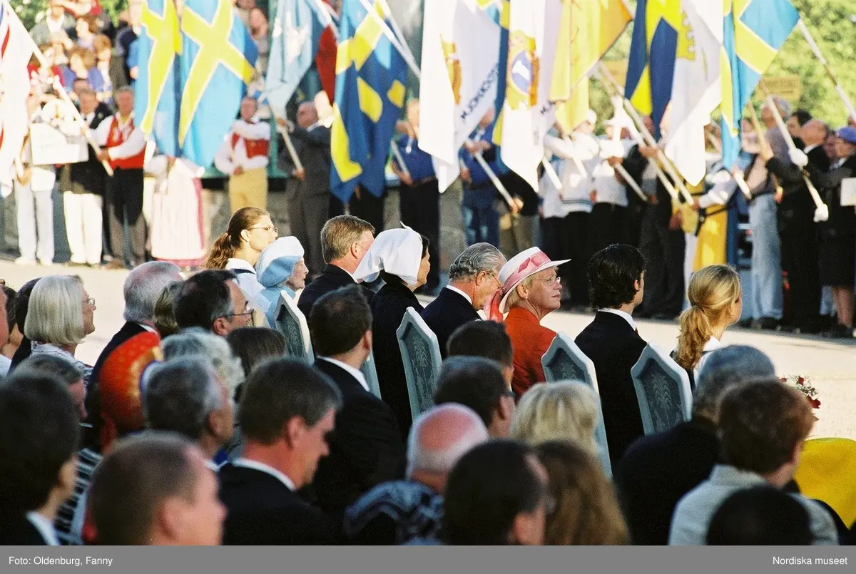 Firandet av den svenska nationaldagen den 6 juni 2004 på Skansen, Stockholm. Den kungliga familjen. Orkester. Publik. Artisterna Jan Malmsjö, Shirley Clamp, Magnus Carlsson.