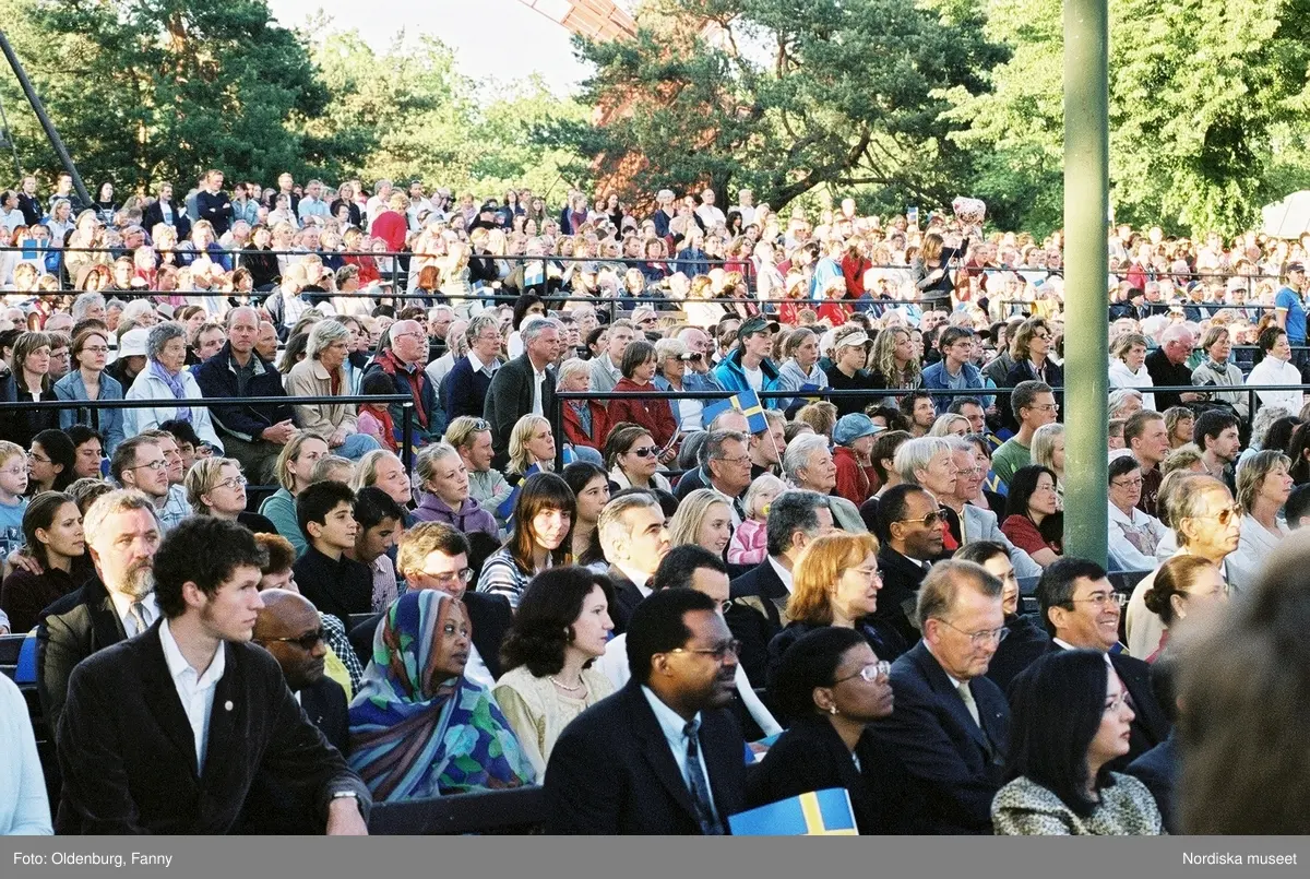 Firandet av den svenska nationaldagen den 6 juni 2004 på Skansen, Stockholm. Den kungliga familjen. Orkester. Publik. Artisterna Jan Malmsjö, Shirley Clamp, Magnus Carlsson.