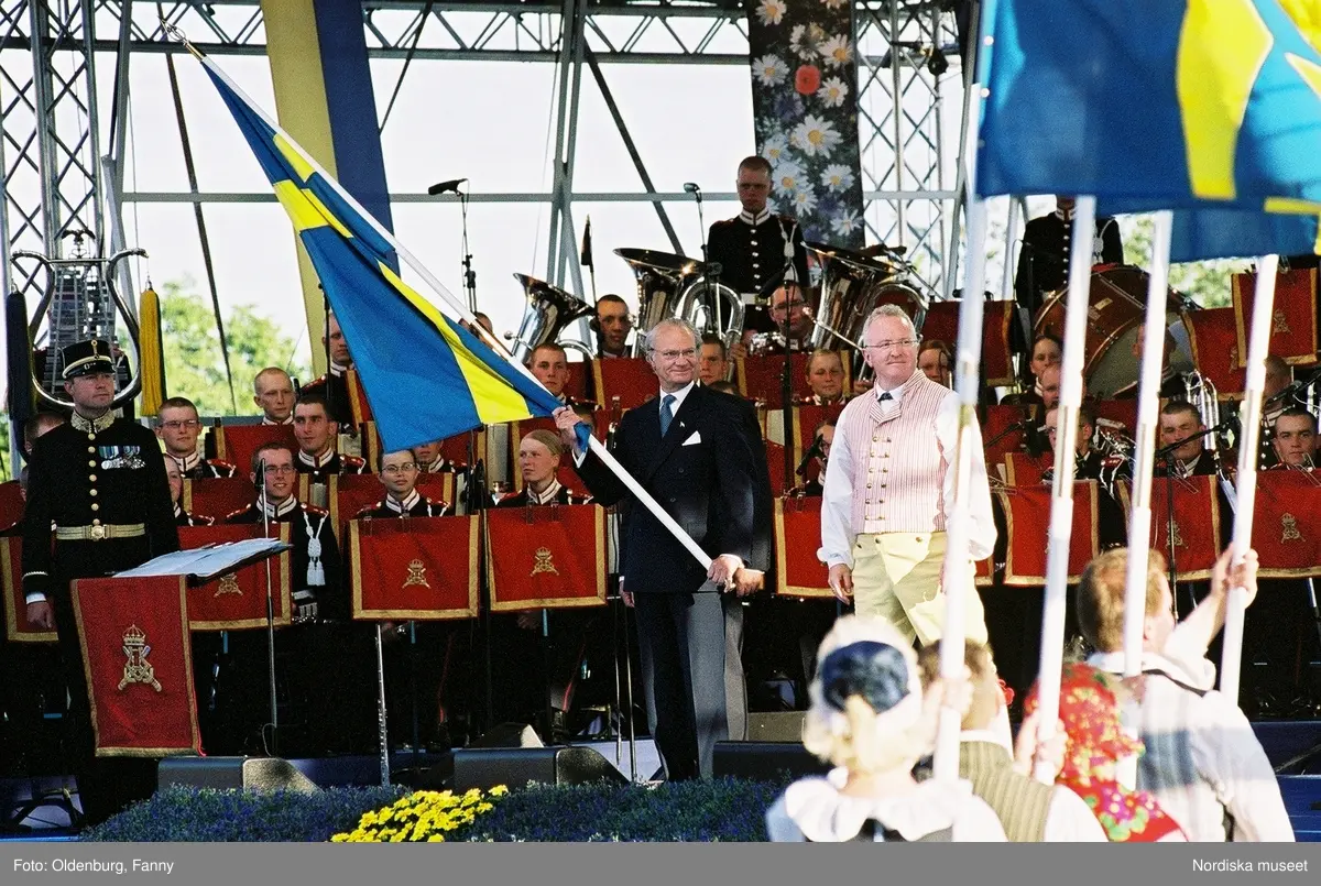 Firandet av den svenska nationaldagen den 6 juni 2004 på Skansen, Stockholm. Den kungliga familjen. Orkester. Publik. Artisterna Jan Malmsjö, Shirley Clamp, Magnus Carlsson.