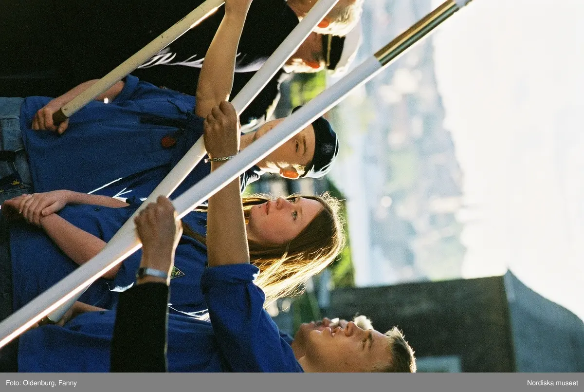 Firandet av den svenska nationaldagen den 6 juni 2004 på Skansen, Stockholm. Den kungliga familjen. Orkester. Publik. Artisterna Jan Malmsjö, Shirley Clamp, Magnus Carlsson.