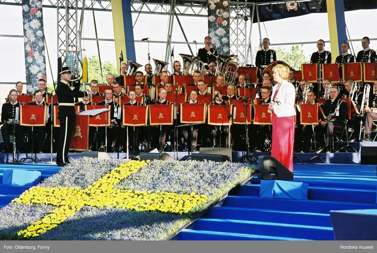 Firandet av den svenska nationaldagen den 6 juni 2004 på Skansen, Stockholm. Den kungliga familjen. Orkester. Publik. Artisterna Jan Malmsjö, Shirley Clamp, Magnus Carlsson.