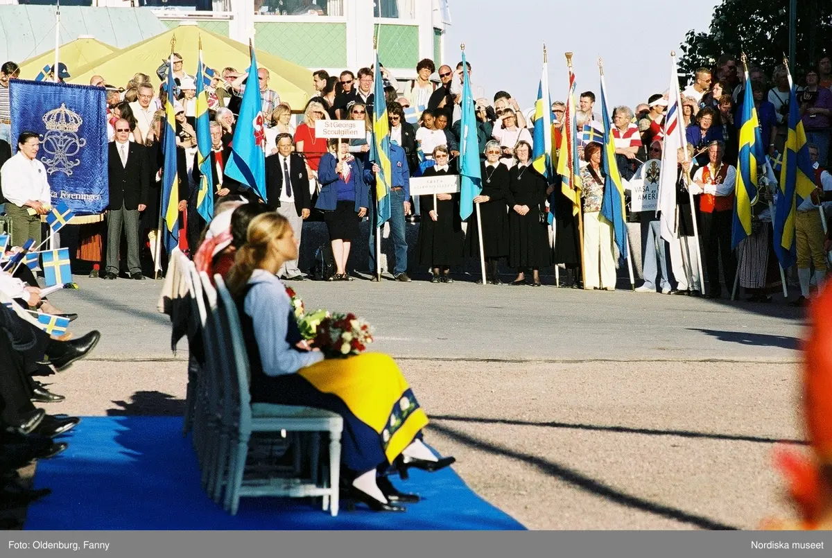 Firandet av den svenska nationaldagen den 6 juni 2004 på Skansen, Stockholm. Den kungliga familjen. Orkester. Publik. Artisterna Shirley Clamp, Tomas Ledin och Lasse Berghagen. Programledaren Agneta Bolme Börjefors.
