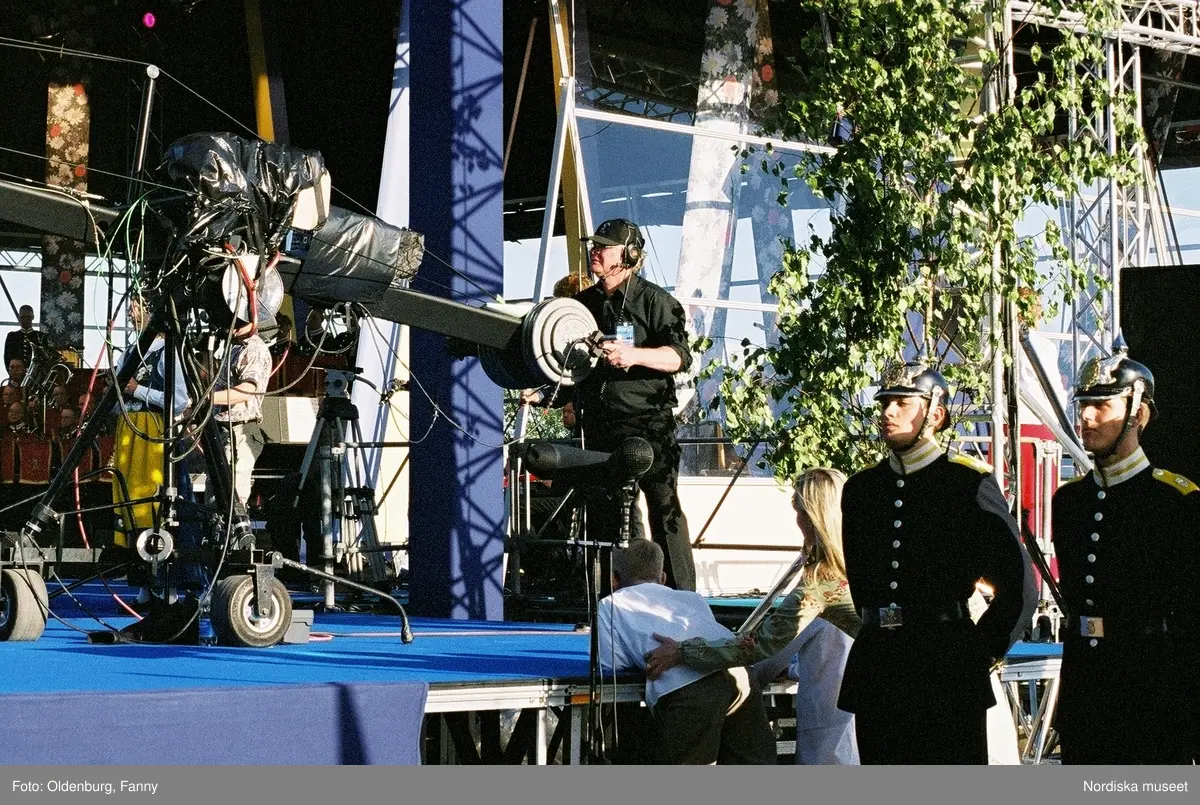Firandet av den svenska nationaldagen den 6 juni 2004 på Skansen, Stockholm. Den kungliga familjen. Orkester. Publik. Artisterna Shirley Clamp, Tomas Ledin och Lasse Berghagen. Programledaren Agneta Bolme Börjefors.