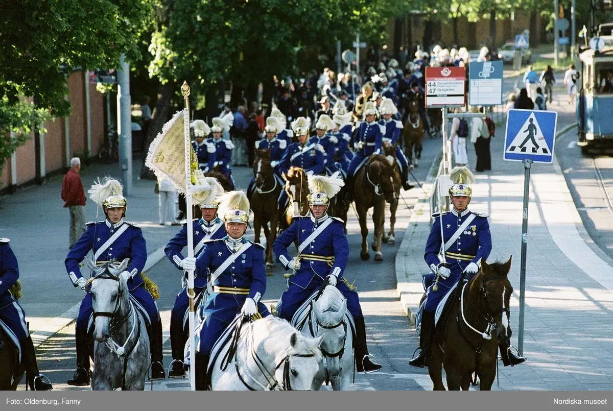 Firandet av den svenska nationaldagen den 6 juni 2004. Kortege med den kungliga familjen i hästdragna vagnar till Skansen. Kungliga Livgardets Dragonbataljon.