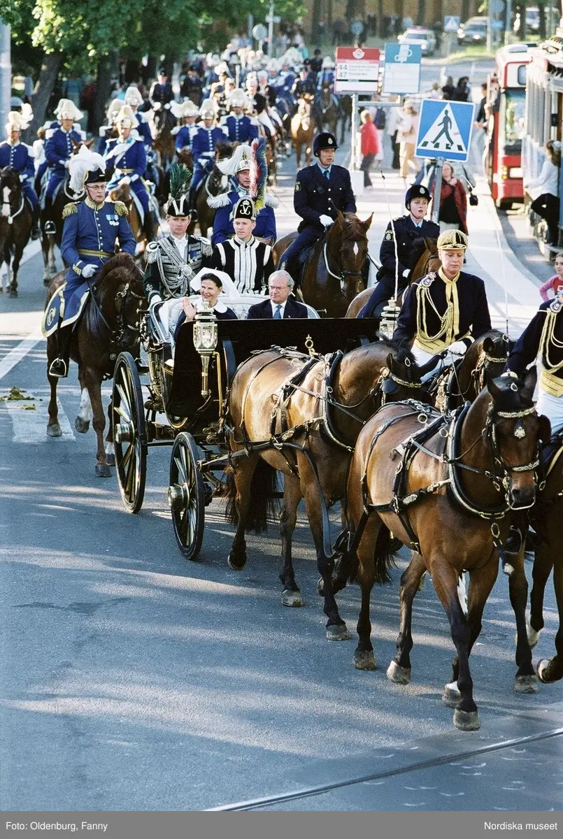 Firandet av den svenska nationaldagen den 6 juni 2004. Kortege med den kungliga familjen i hästdragna vagnar till Skansen. Kungliga Livgardets Dragonbataljon.