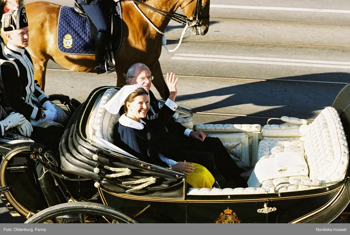 Firandet av den svenska nationaldagen den 6 juni 2004. Kortege med den kungliga familjen i hästdragna vagnar till Skansen. Kungliga Livgardets Dragonbataljon.