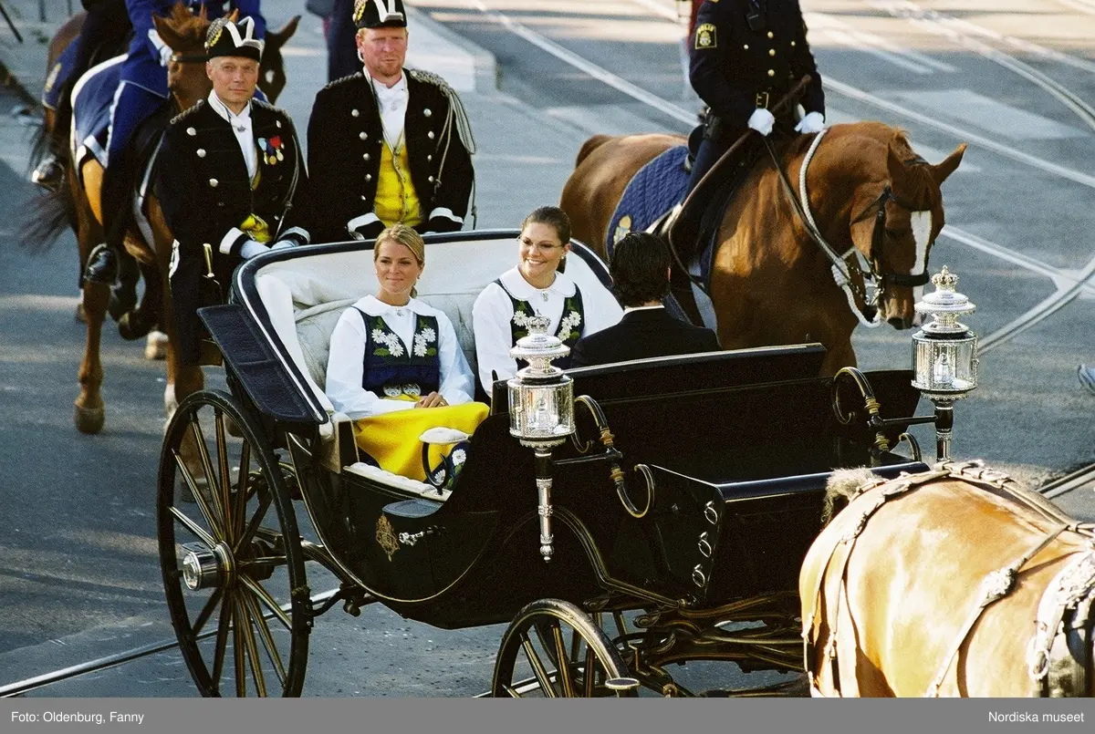 Firandet av den svenska nationaldagen den 6 juni 2004. Kortege med den kungliga familjen i hästdragna vagnar till Skansen. Kungliga Livgardets Dragonbataljon.