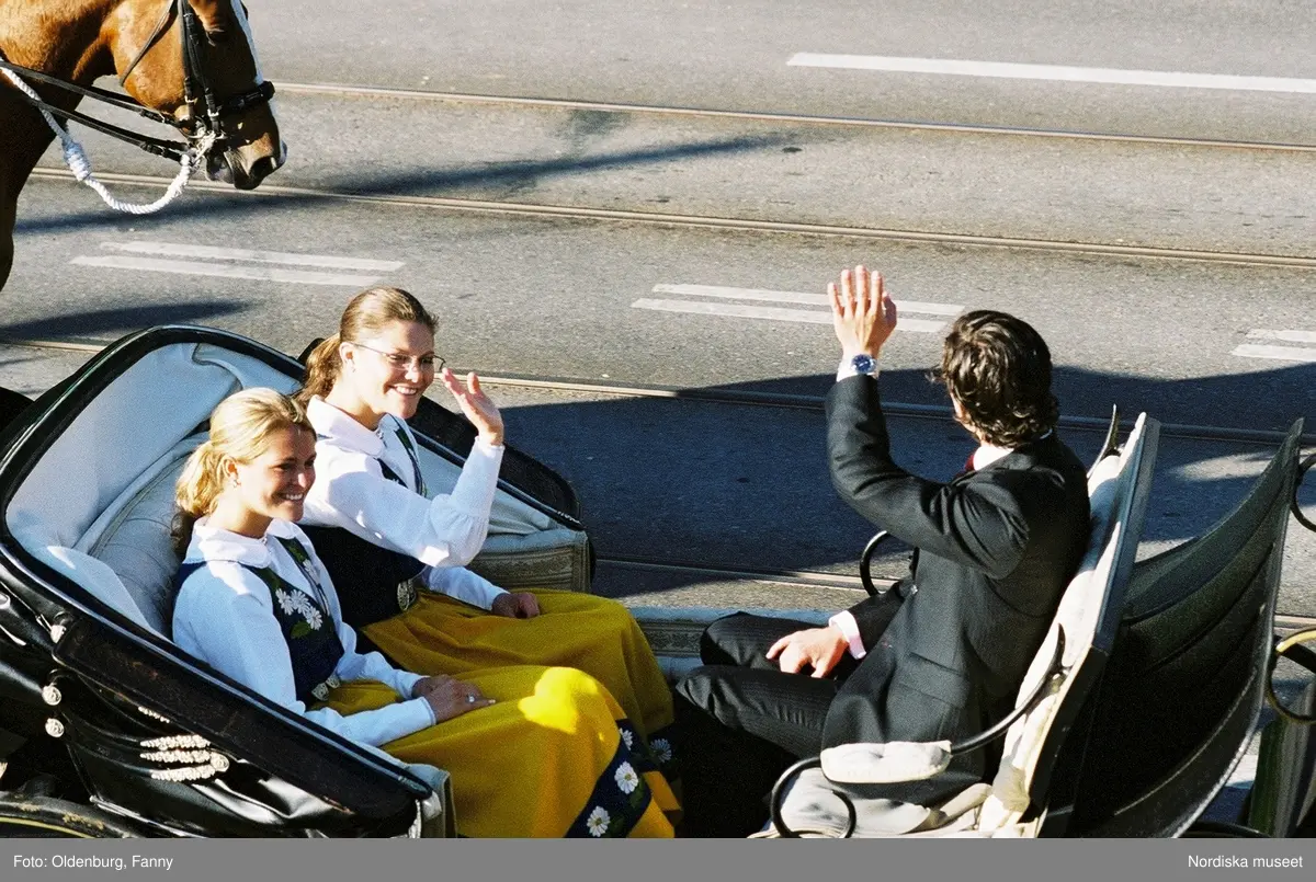 Firandet av den svenska nationaldagen den 6 juni 2004. Kortege med den kungliga familjen i hästdragna vagnar till Skansen. Kungliga Livgardets Dragonbataljon.