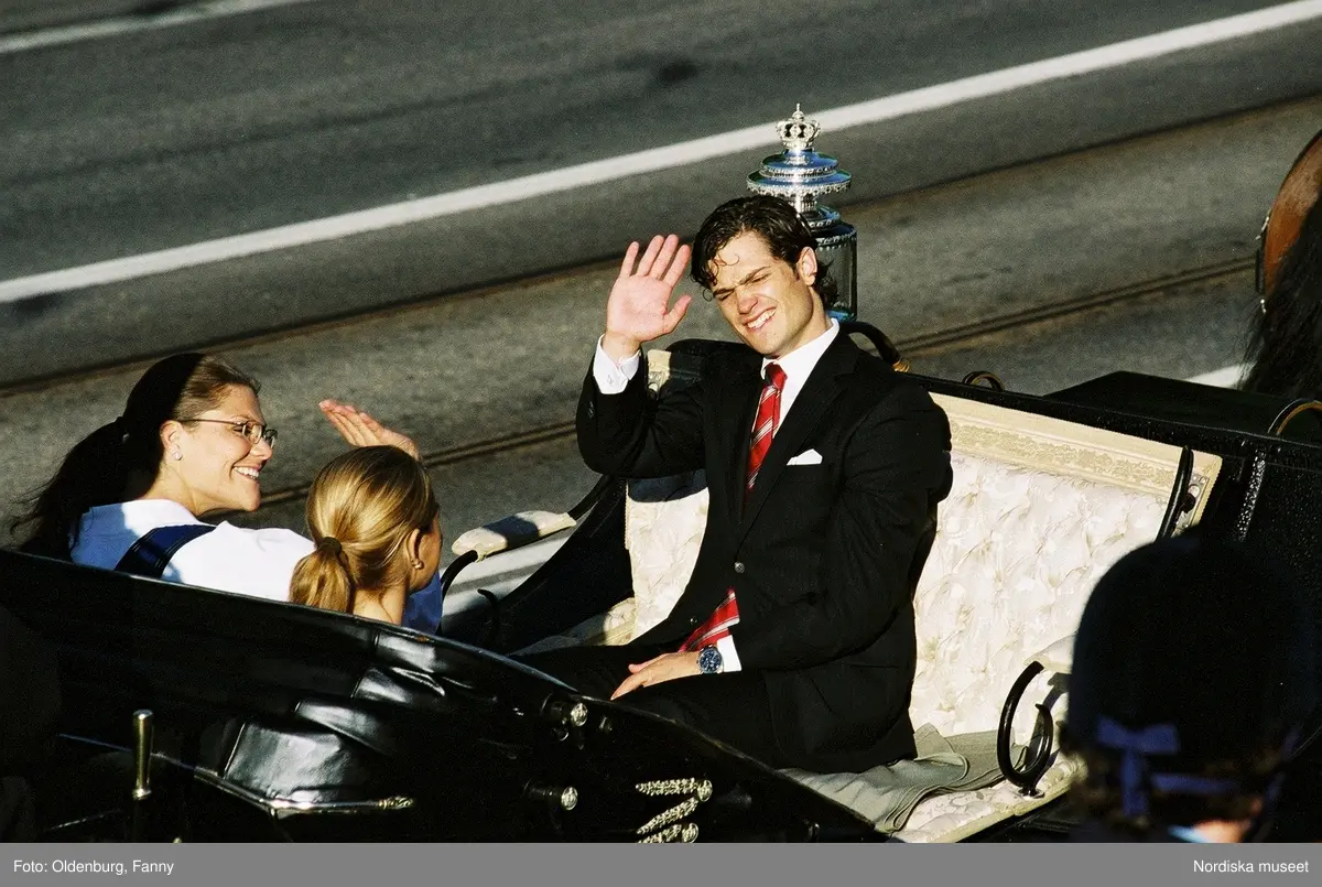 Firandet av den svenska nationaldagen den 6 juni 2004. Kortege med den kungliga familjen i hästdragna vagnar till Skansen. Kungliga Livgardets Dragonbataljon.