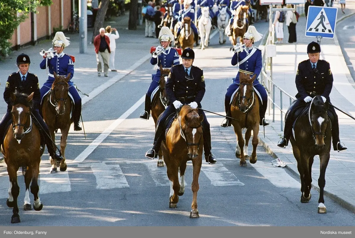 Firandet av den svenska nationaldagen den 6 juni 2004. Kortege med den kungliga familjen i hästdragna vagnar till Skansen. Kungliga Livgardets Dragonbataljon.
