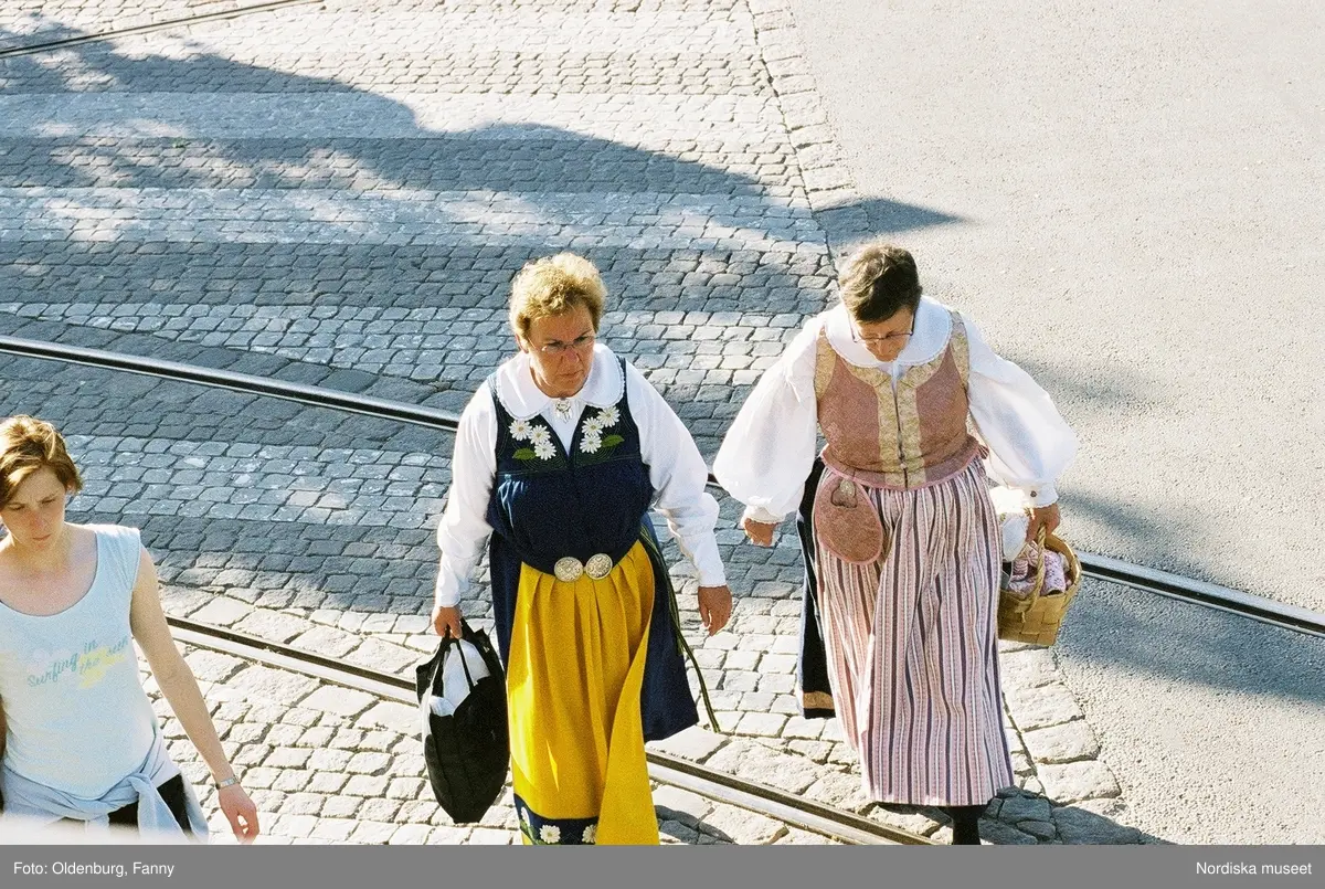Firandet av den svenska nationaldagen den 6 juni 2004. Kortege med den kungliga familjen i hästdragna vagnar till Skansen. Kungliga Livgardets Dragonbataljon.