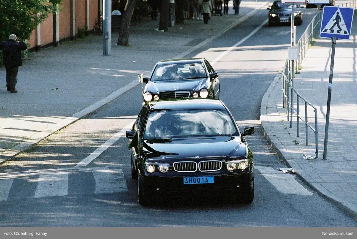 Firandet av den svenska nationaldagen den 6 juni 2004. Kortege med den kungliga familjen i hästdragna vagnar till Skansen. Kungliga Livgardets Dragonbataljon.