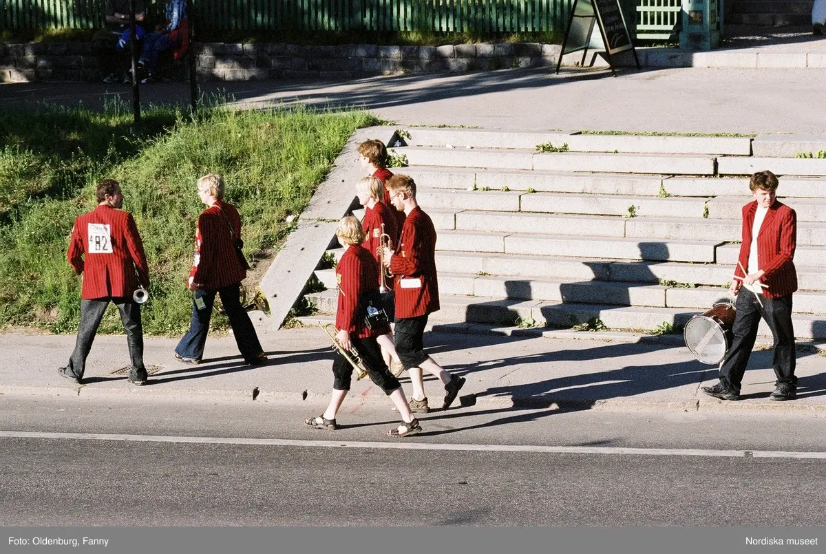 Firandet av den svenska nationaldagen den 6 juni 2004. Kortege med den kungliga familjen i hästdragna vagnar till Skansen. Kungliga Livgardets Dragonbataljon.