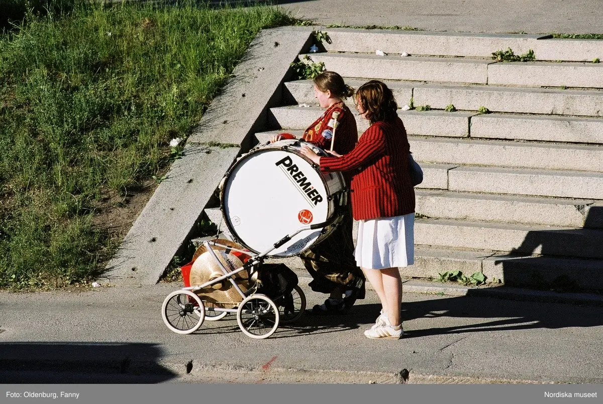 Firandet av den svenska nationaldagen den 6 juni 2004. Kortege med den kungliga familjen i hästdragna vagnar till Skansen. Kungliga Livgardets Dragonbataljon.