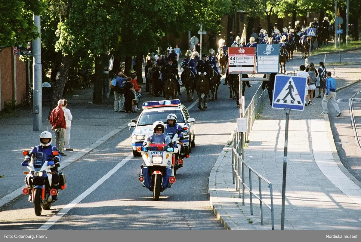Firandet av den svenska nationaldagen den 6 juni 2004. Kortege med den kungliga familjen i hästdragna vagnar till Skansen. Kungliga Livgardets Dragonbataljon.