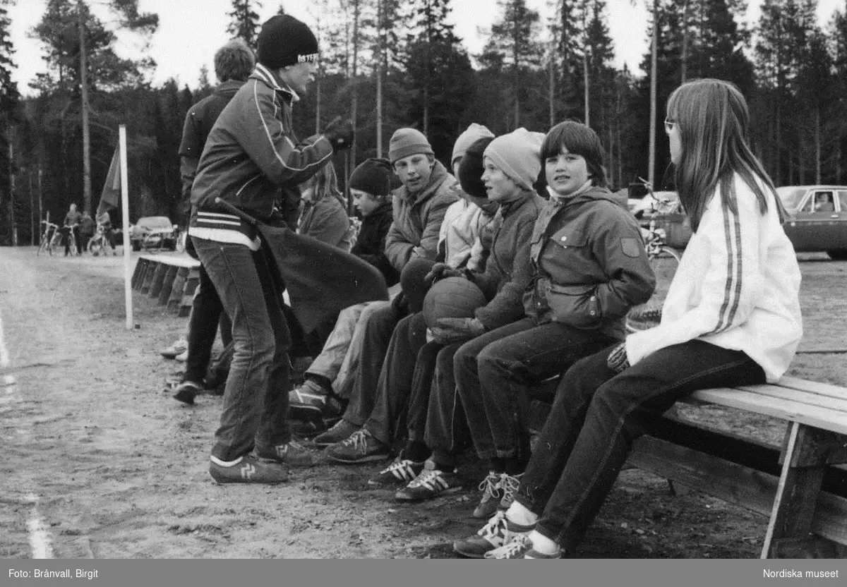 Storuman 1982. Bar i centrum, matgäster. Fotbollsmatch och åskådare.