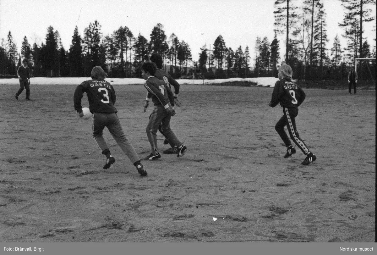 Storuman 1982. Bar i centrum, matgäster. Fotbollsmatch och åskådare.