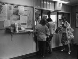 Storuman 1982. Stationsområdet, biljettlucka, vänthall, pers