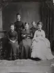 Grupporträtt av medlemmar i August Strindbergs familj. Styvmodern Emilia Charlotta sittande i mitten med sina styvdöttrar  Anna (i vitt), Elisabeth och Eleonora (stående) samt den egna sonen Emil.