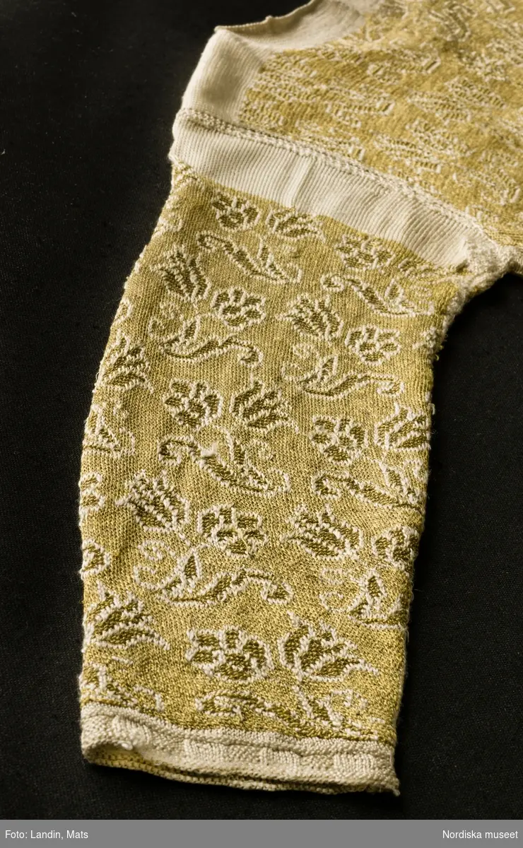 Tröja av gult silke. Silketröja. 1600-tal. 
NM  inv.nr 221941